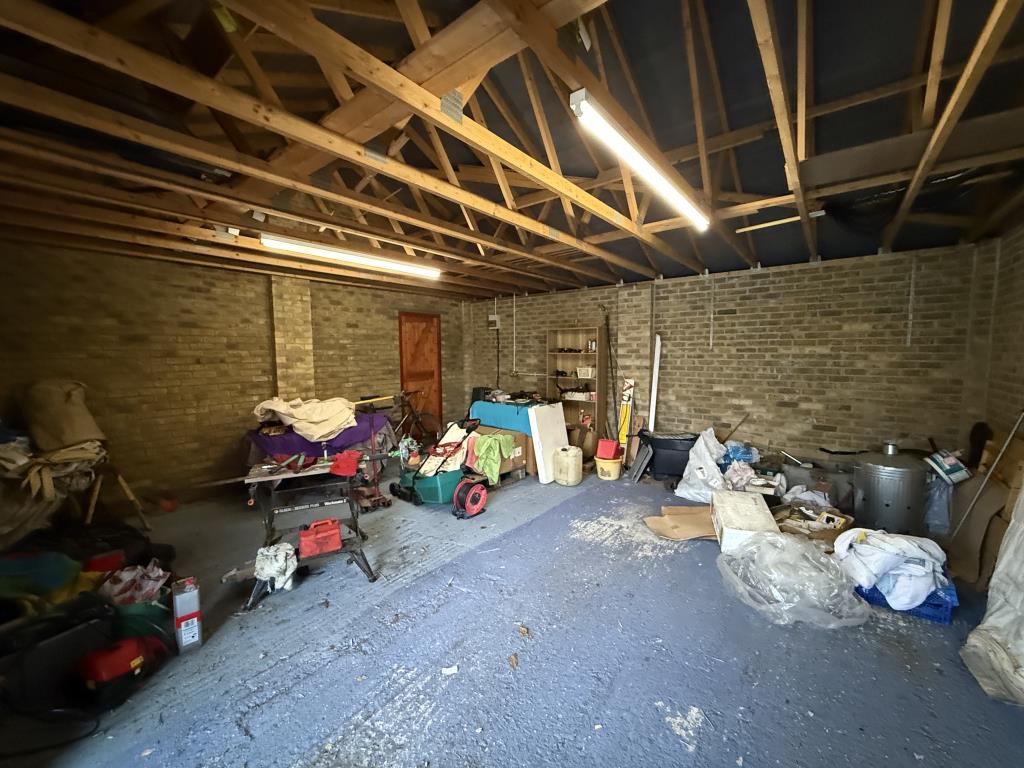 Lot: 117 - FREEHOLD COMMERCIAL RETAIL UNIT WITH FLAT ABOVE FOR INVESTMENT OR REDEVELOPMENT - Internal view of double garage